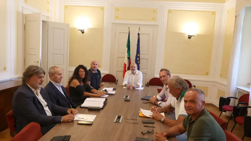 Il tavolo fra Asugi e sindacati davanti al prefetto di Gorizia Roberto Marega