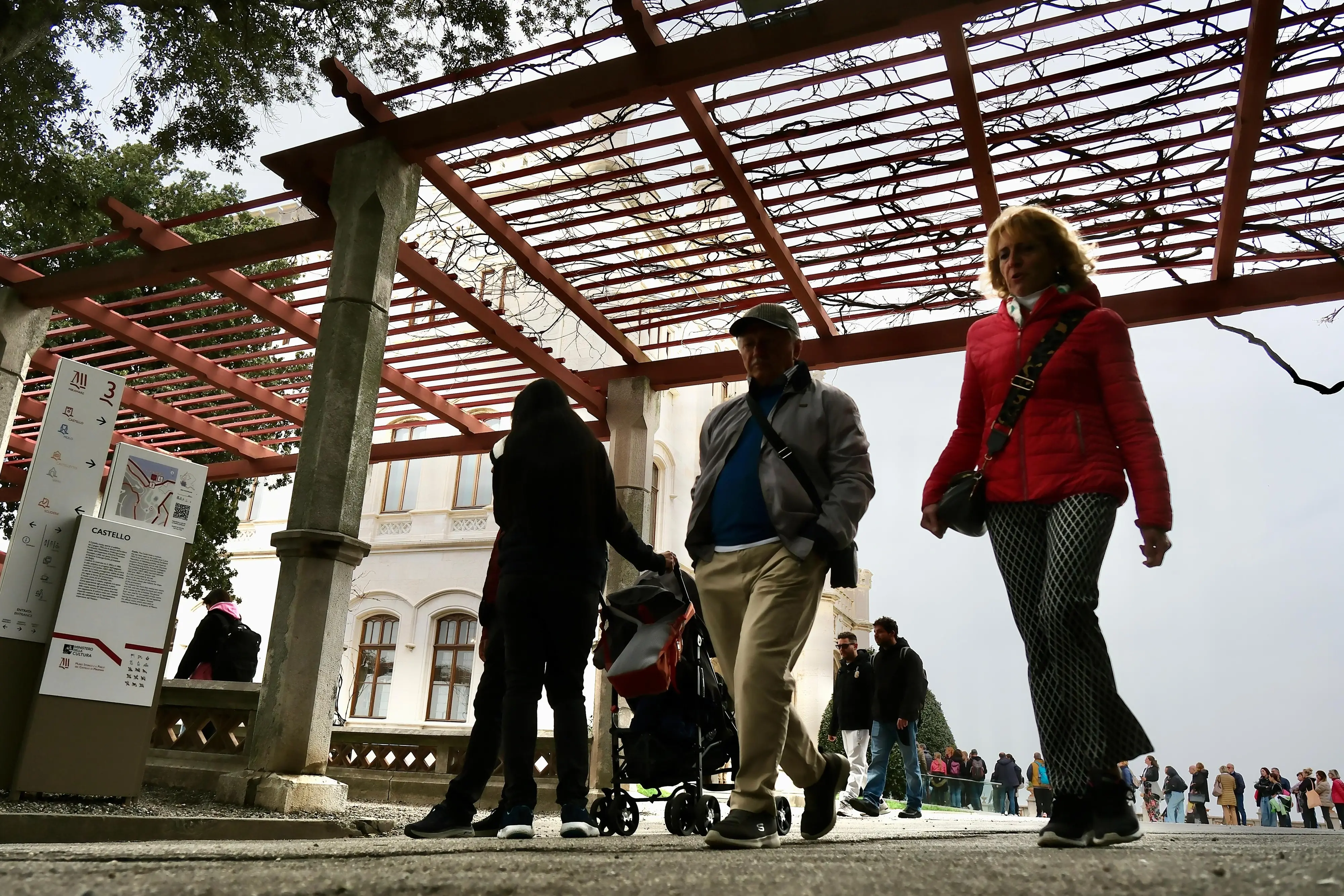 Il maltempo ha ampliamente influenzato il lunedì di Pasquetta che nel centro di Trieste è iniziato decisamente in sordina. Il secondo giorno di Mercatino dell'usato in piazza Unità, che ieri aveva resistito per quanto possibile alla pioggia, lunedì è stato annullato, almeno di mattina: rischio precipitazioni troppo elevato. Turisti e triestini hanno comunque potuto contare sul Salone degli Incanti e sul museo Revoltella, con le mostre, rispettivamente di Salgado, Van Gogh e Ligabue, a fare da catalizzatore. Restano aperti gli stand dell'International Street Food in Ponterosso, dove già in mattinata è cominciato un certo via vai mentre in tanti hanno scelto di fare una visita al Parco e al Castello di Miramare. Foto e notizia di Massimo Silvano e Francesco Bercic