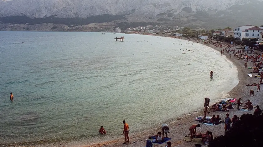 Una panoramica della famosa "mezzaluna" di Bescanuova sull'isola di Veglia