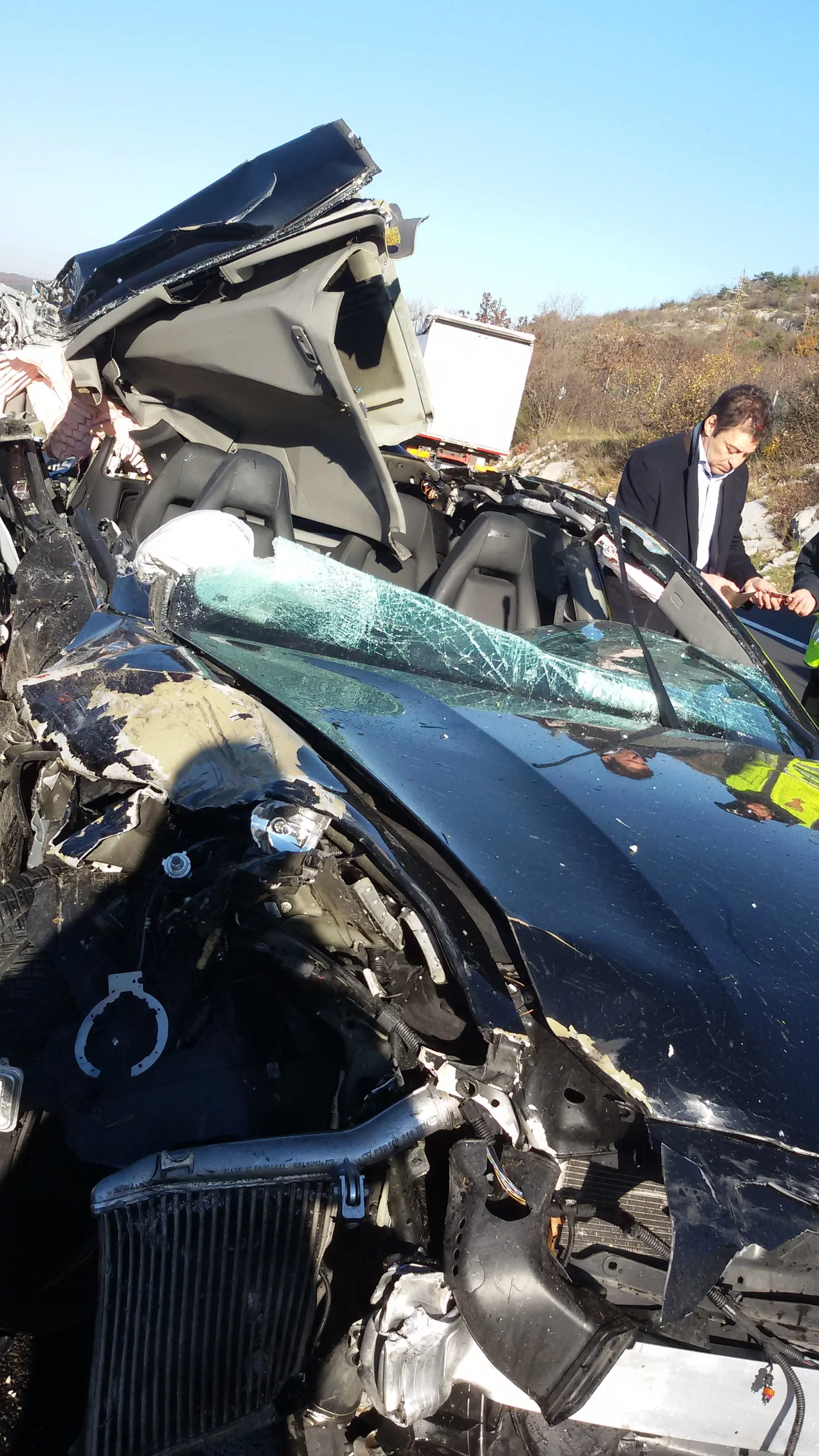 L'incidente di Duino con una Porsche praticamente distrutta (foto del lettore Andrea Prat)