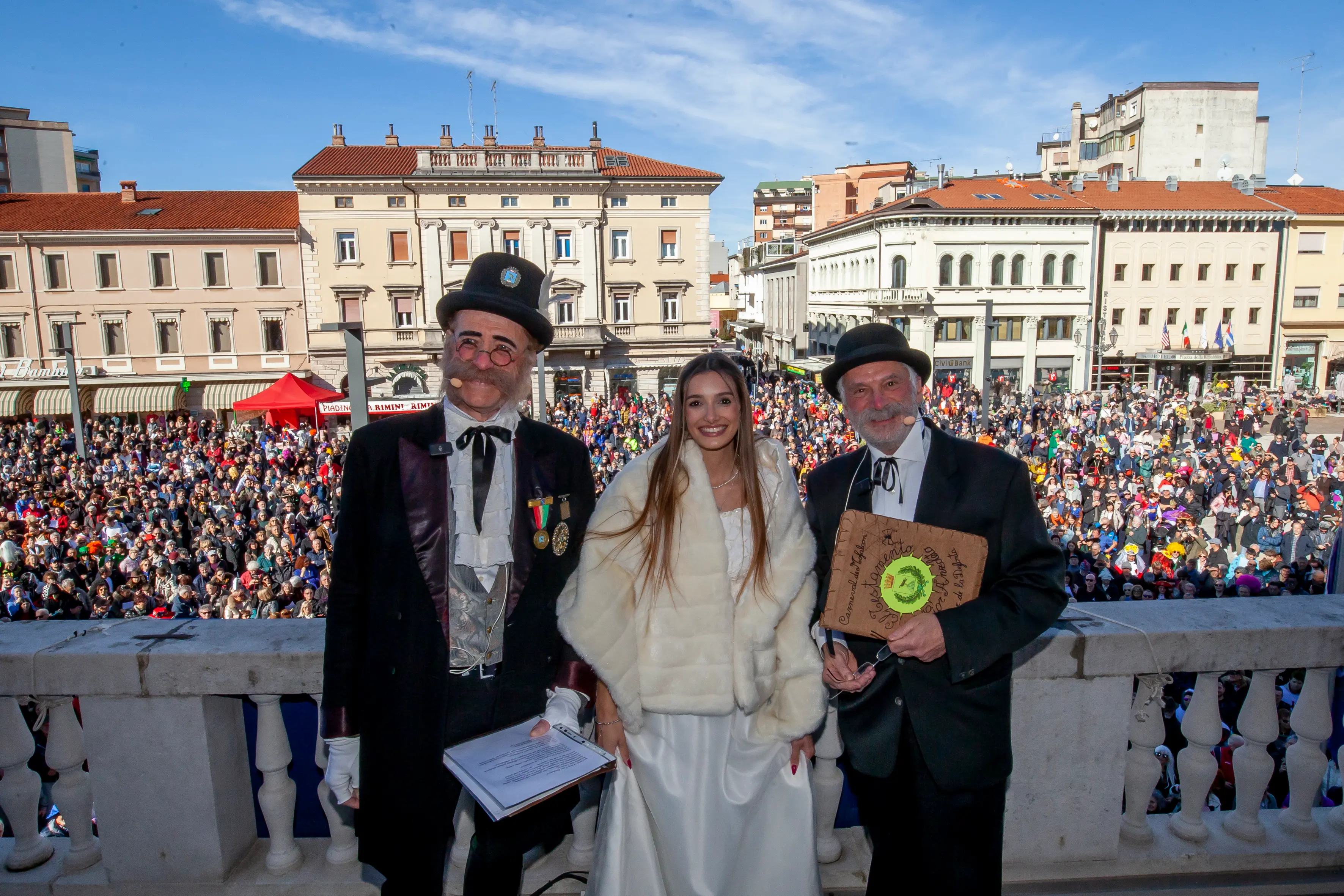 A Monfalcone è il giorno della sfilata dei carri e dei gruppi mascherati del 140° Carnevale Monfalconese della Pro Loco. Lungo le strade del centro cittadino migliaia di persone accorse da tutta la regione hanno seguito la sfilata che presenta carri bellissimi e altrettanto coreografici gruppi. A mezzogiorno un caldo sole e le temperature primaverili hanno accolto le oltre 6.000 persone, mascherate e non, che, alle 12 in punto, si sono riversate in piazza della Repubblica per assistere alla tradizionale “Cantada”. Battesimo con il pubblico delle grandi occasioni per il nuovo Sior Anzoleto Postier - interpretato da quest’anno da Franco Ongaro - che, affiancato dalla sua “sposa” Lisa Piran - studentessa di lingue e letterature straniere, finalista del Concorso Miss Italia 2023 - e dal Notaio Toio Gratariol - alias Gian Carlo Blasini - ha dato lettura al suo primo testamento. Le foto sono di Katia Bonaventura