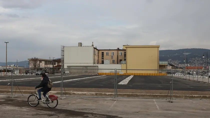 La spianata coperta d’asfalto: non diventerà un park, è stata una prescrizione della Soprintendenza. Lasorte
