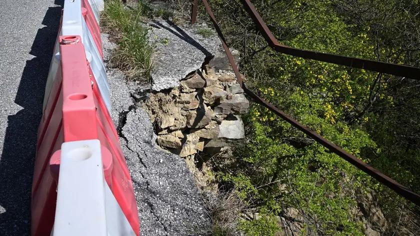 Il cedimento della carreggiata: il punto esatto del crollo è delimitato dai new jersey bianchi e rossi. Fotoservizio di Francesco Bruni