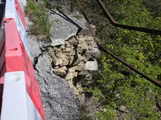 Il cedimento della carreggiata: il punto esatto del crollo è delimitato dai new jersey bianchi e rossi. Fotoservizio di Francesco Bruni