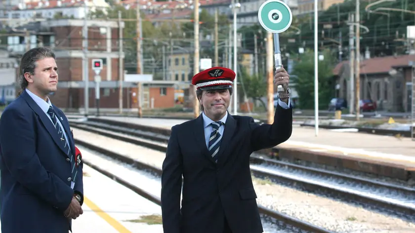 Maurizio Bucci con la paletta inaugura i convogli ferroviari dei crocieristi da Trieste a Venezia