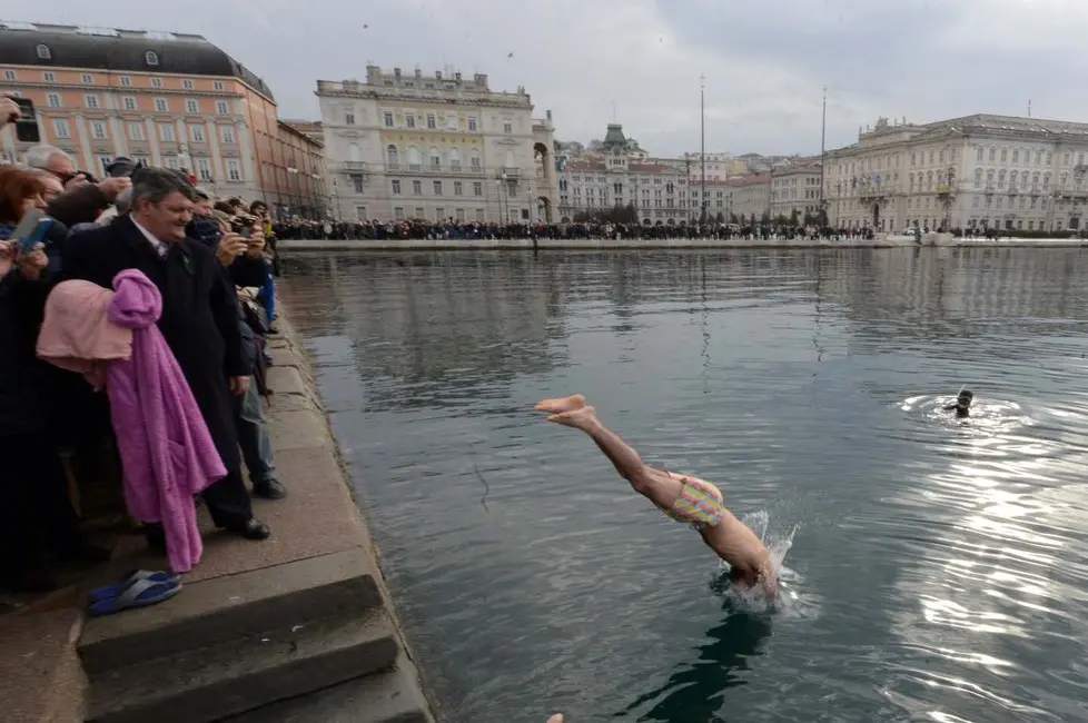 Foto BRUNI 06.01.2018 Epifania Greco-Ortodossa: il tuffo della croce della Comunità