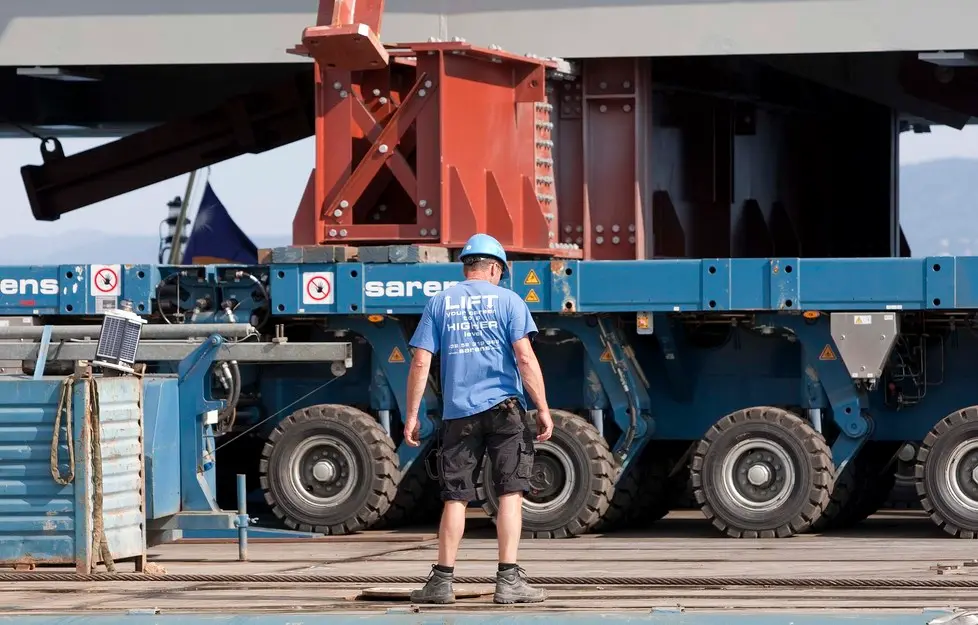 Un operaio al lavoro in porto