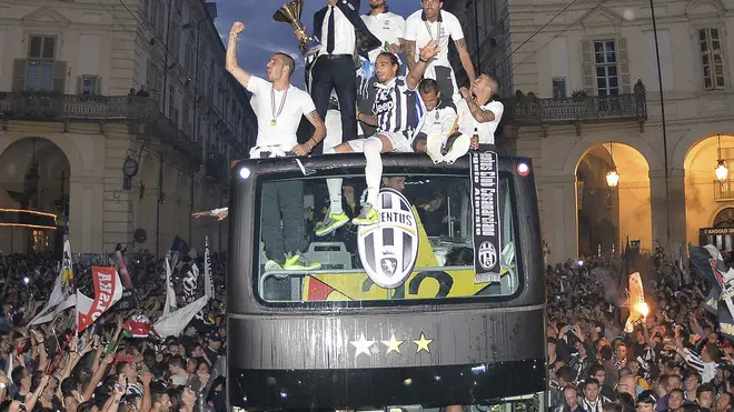 Foto Daniele Badolato / LaPresse.18 05 2014 Torino (Italia).Sport Calcio.La Juventus durante il giro celebrativo in pullman in cittˆ dopo la vittoria dello scudettio della stagione 2013 / 2014.Nella foto: i giocatori della squadra sul pullman..Photo Daniele Badolato / LaPresse.18 05 2014 Turin (Italy).Sport Soccer.Juventus during the celebration tour in Turin city downtown after the victory of the 2013 / 2014 season.In the picture: Juventus players on the bus