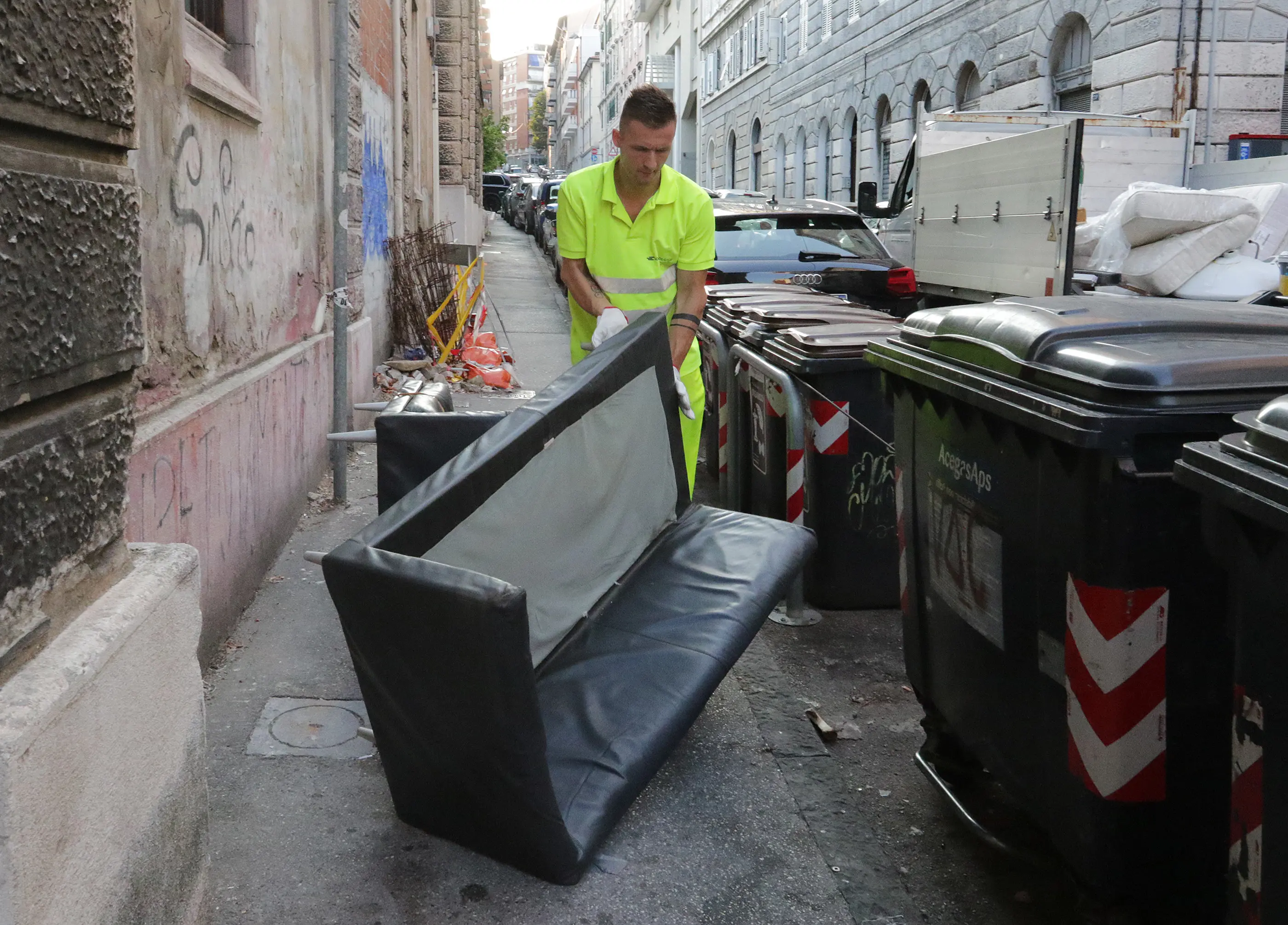 Lasorte Trieste 25/07/19 - AcegasAps, Raccolta Rifiuti Ingombranti Lasciati in Strada, Via Gambini