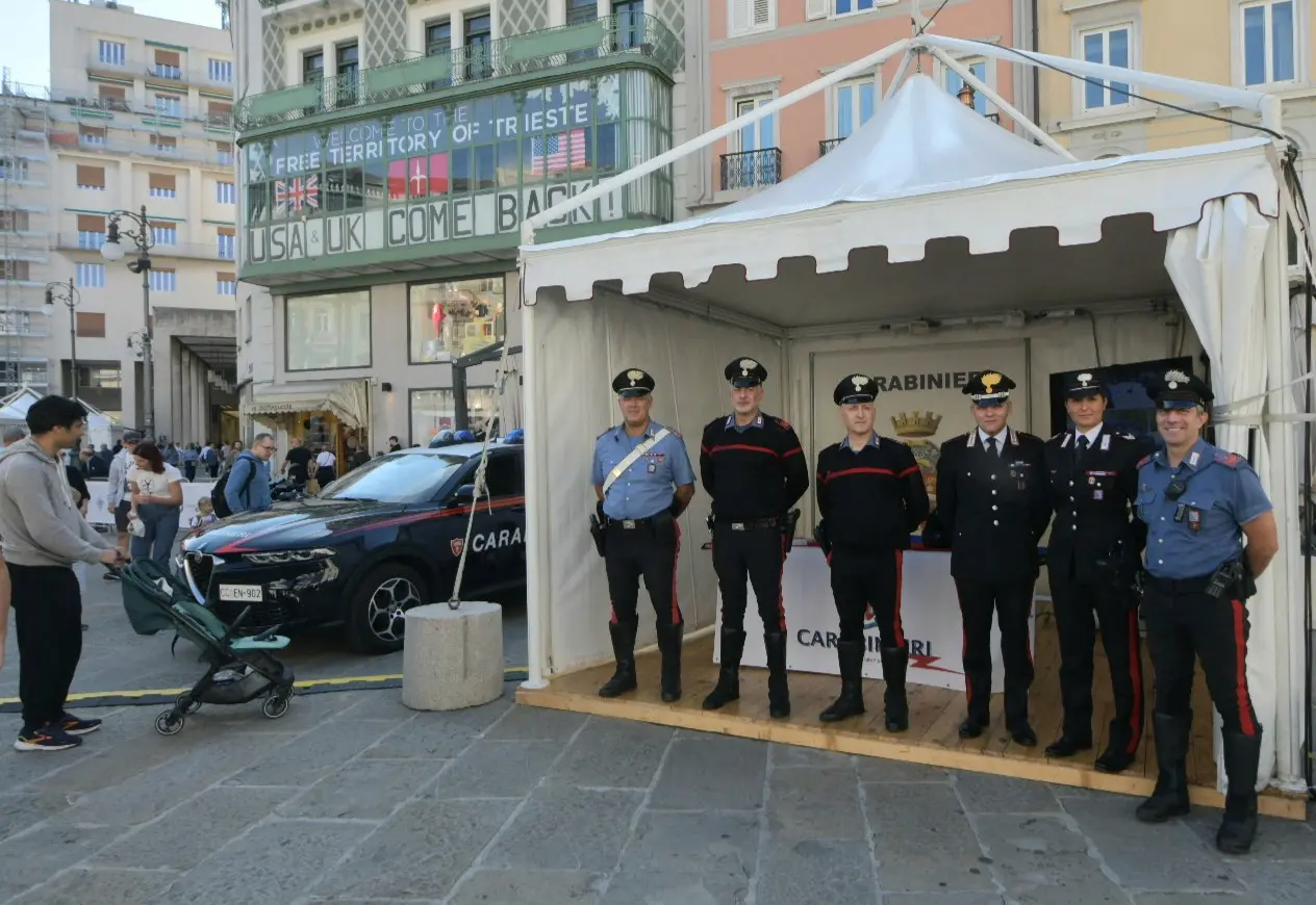 L’Automobile Club Trieste, in collaborazione con la Regione Friuli Venezia Giulia e con il Comune di Trieste, ha realizzato sabato 21 settembre la prima edizione dell’evento del “Trieste4SafetyFVG”, in piazza della Borsa fino alle 17. Diversi gli stand allestiti al fine di sensibilizzare la cittadinanza sulle tematiche della sicurezza stradale e la prevenzione degli incidenti. Una carrellata di foto diffuse dagli organizzatori o scattate dal nostro Francesco Bruni
