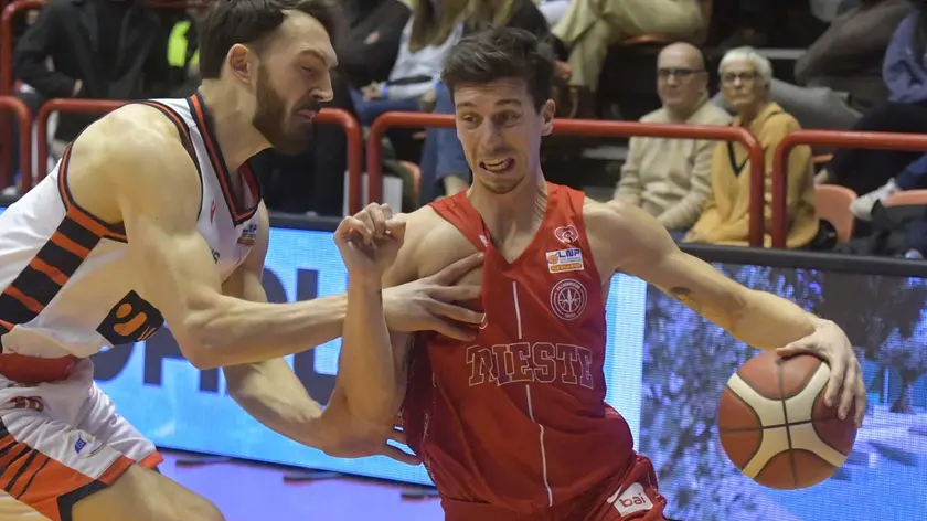 Nella foto Bruni Michele Ruzzier in azione nella gara giocata all’Unieuro Arena tre mesi fa