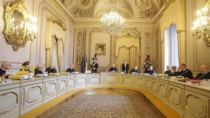 Un momento nell'aula della Corte Costituzionale durante la discussione su questioni di legittimità costituzionale dell' ''Italicum''. Roma 24 gennaio 2017. Al centro il presidente Paolo Grossi, alla sua destra Aldo Carosi, Mario Rosario Morelli, Giuliano Amato, Daria De Petris, Franco Modugno. Alla sinistra di Grossi Giorgio Lattanzi, Marta Cartabia, Giancarlo Coraggio, Silvana Sciarra, Nicolo' Zanon (relatore), Augusto Antonio Barbera. ANSA/GIUSEPPE LAMI