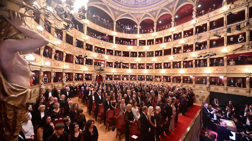 La prima del teatro Verdi di Trieste. Abiti di gala, volti emozionati e tanta attesa per la Traviata. (Fotoservizio Francesco Bruni)