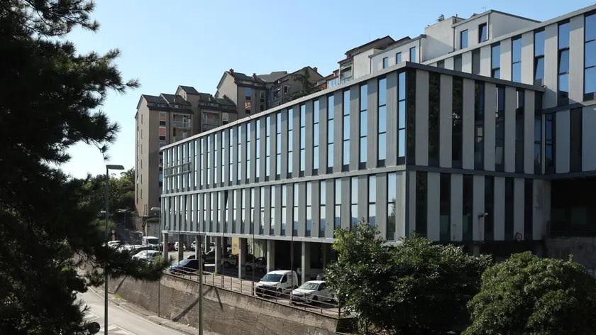 L’immobile situato in via delle Alpi Giulie nel quartiere di Altura. La facciata dell’edificio che ha ospitato un supermercato Coop. Dopo il fallimento delle Cooperative operaie, l’edificio è stato acquistato all’asta da un privato che non l’ha però mai riqualificato. La struttura è abbandonata da un decennio: lo stato di conservazione emerge nitidamente nelle immagini all'interno del pezzo. Fotoservizio Lasorte