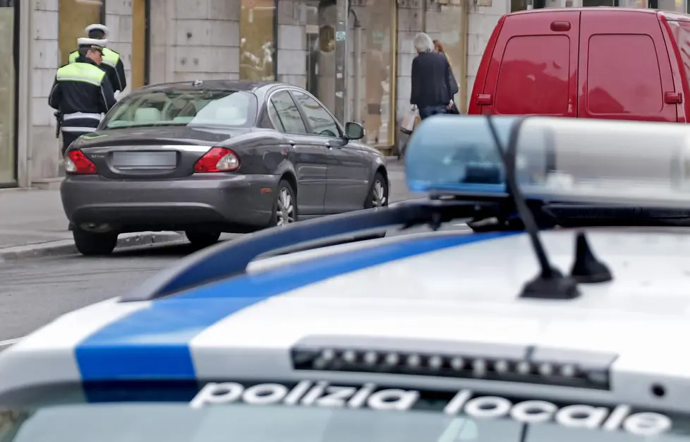 Polizia locale in azione in corso Italia (foto Lasorte)