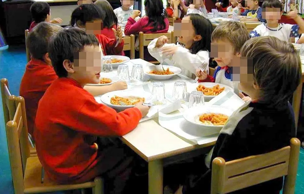 BAMBINI IN MENSA A SCUOLA; A COLOGNO MONZESE, FORMICHE NEL PANE - PER GERVASUTTI - FOTO SPF