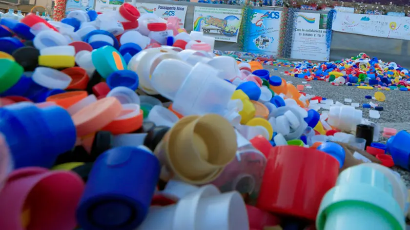 Prandi Giavera bottiglia gigante per la raccolta dei tappi di plastica