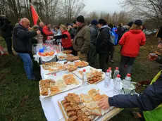 Il punto di ristoro durante la marcia di protesta lungo il fiume Kolpa (rtvslo.si)