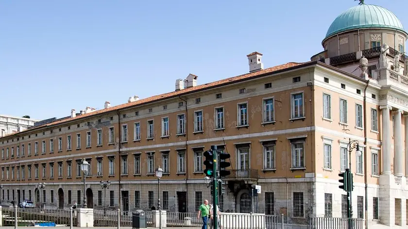 La facciata a mare e il lato nord di palazzo Carciotti