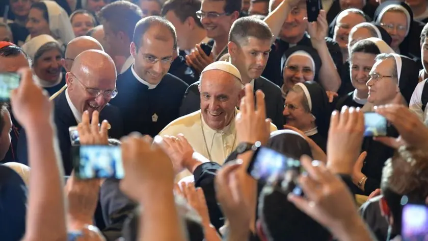 Papa Francesco in mezzo alla folla a Sarajevo