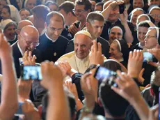 Papa Francesco in mezzo alla folla a Sarajevo