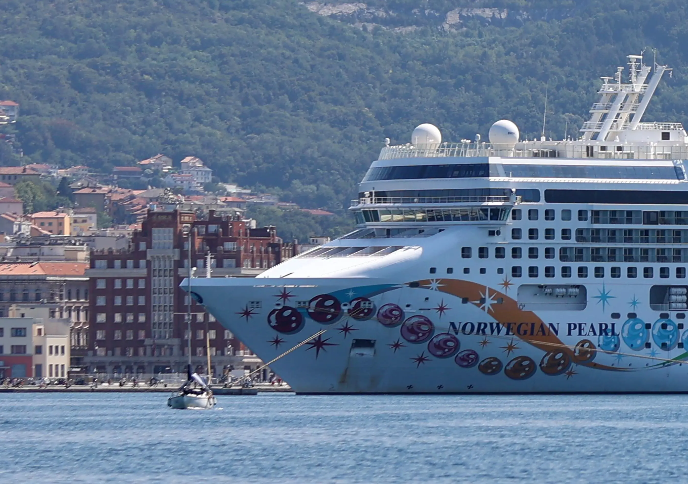 Una nave da crociera copre la vista sulle Rive. Foto Lasorte