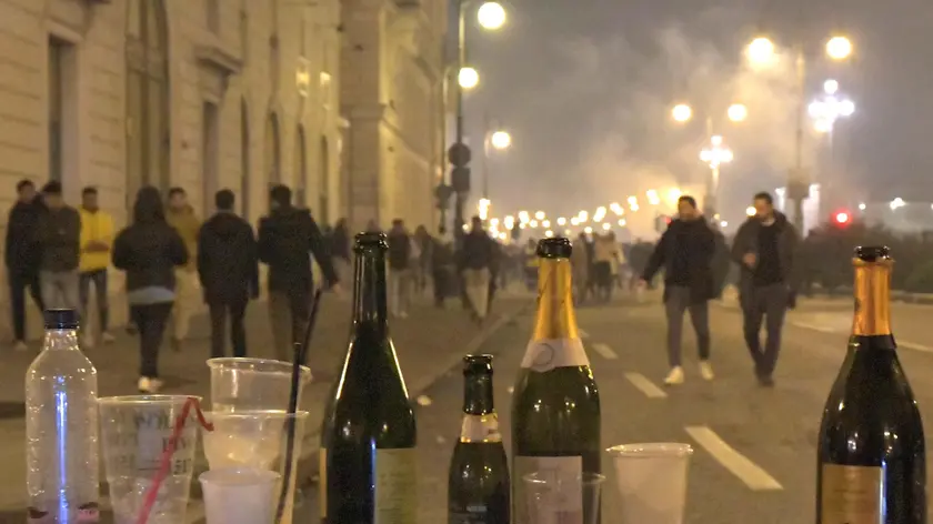 Bottiglie abbandonate nella zona di piazza Unità lo scorso Capodanno. Foto Francesco Bruni