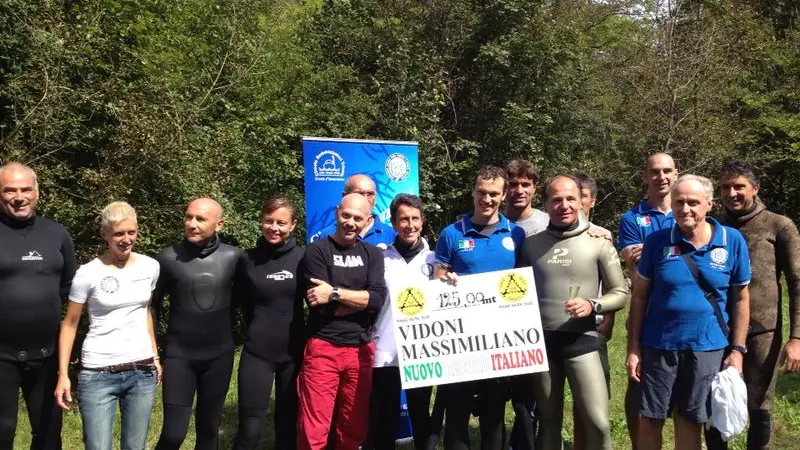 Gli amici festeggiano Massimiliano Vidoni dopo la conquista del record