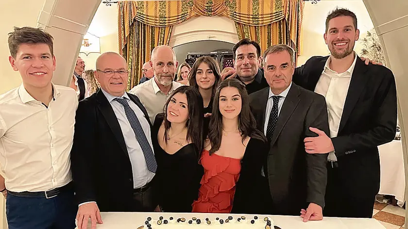 Nata nel 1924 l’azienda Gianesini ha sede a Gorizia e oggi ha filiali a Trieste, Milano e Modena. Offre lavoro ad oltre 70 persone tra dipendenti e collaboratori. Spedisce oltre 4 milioni di tonnellate di merci all’anno e nel 2022 ha raggiunto un fatturato di oltre 46 milioni di euro, 10 in più rispetto al 2018. In alto la terza e la quarta generazione. —