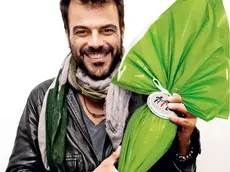 Francesco Renga con un uovo dell'Ail