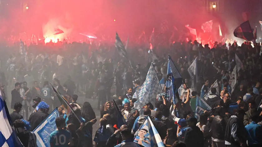 Fans of SSC Napoli celebrate on Piazza del Plebiscito on May 4, 2023 in downtown Naples after Napoli won the Italian champions "Scudetto" title following a decisive match in Udine. - Napoli ended a 33-year wait to win Italy's Serie A on May 4 after a 1-1 draw at Udinese secured their third league title and emulated the great teams led by Diego Maradona. (Photo by Alberto PIZZOLI / AFP)