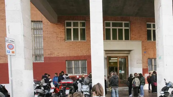 sterle trieste alunni del liceo dante all'uscita della scuola pregasi di conservare in archivio alla c a dott livio missio