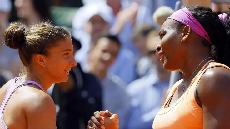 epa04781567 Serena Williams of the USA (R) shakes hands after winning against Sara Errani of Italy during their quarterfinal match for the French Open tennis tournament at Roland Garros in Paris, France, 03 June 2015. EPA/ROBERT GHEMENT