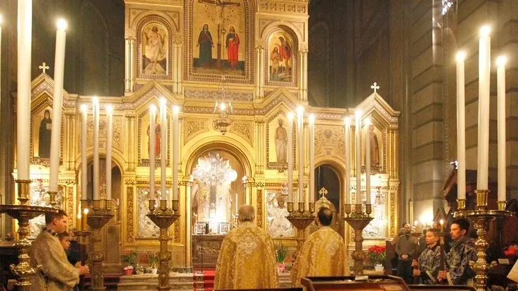 Una cerimonia religiosa all'interno della chiesa di San Spiridione