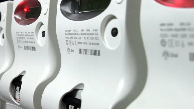 20090321 - ROMA - FIN - TARIFFE: RIE;DA APRILE GAS -8% E LUCE -7%,RISPARMIO 122 EURO. Contatori in una immagine di archivio. Dal primo aprile le tariffe di luce e gas scenderanno ancora. Lo prevede il Rie, secondo cui il metano dovrebbe segnare un ribasso dell'8% e l'elettricita' una flessione del 7%, pari a un risparmio totale annuo di 122 euro. In particolare, per quanto riguarda il gas, il risparmio per una famiglia dai consumi medi di 1.400 metri cubi l'anno e' di 90 euro l'anno; per l'elettricita', per un consumo di 2.700 kwh l'anno, e' di 32 euro. ANSA/ARCHIVIO/FOLCO LANCIA/DRN