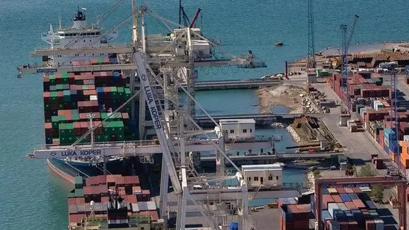 Movimentazione di container al Porto di Capodistria in una foto d’archivio