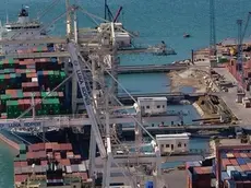 Movimentazione di container al Porto di Capodistria in una foto d’archivio