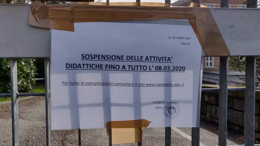 Un cartello indica la nuova chiusura delle scuole (Lasorte)