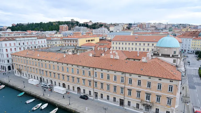 Una veduta di Palazzo Carciotti dalle Rive di Trieste
