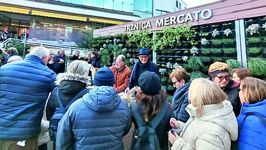 La festa per l’inaugurazione del mercato ortofrutticolo. foto Città di Umago