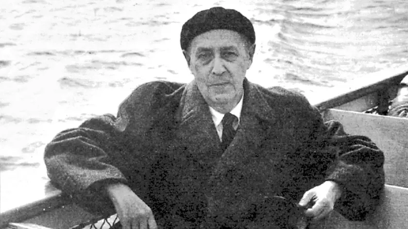 Lo scrittore slovacco Sándor Márai in una immagine che lo ritrae a bordo di un’imbarcazione