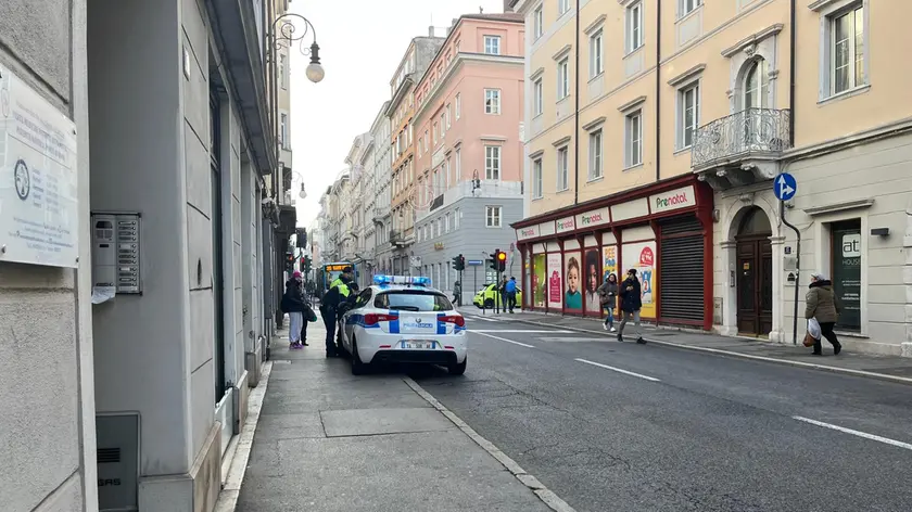 La polizia locale mentre effettua i rilievi