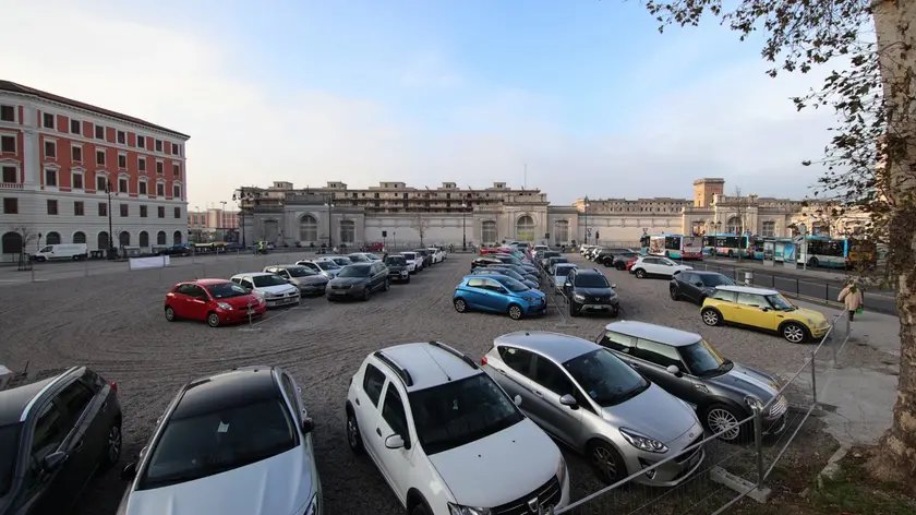 Il parcheggio pieno in largo Santos a Trieste, nell'area dove sorgeva la Sala Tripcovich. Fotoservizio e video di Andrea Lasorte