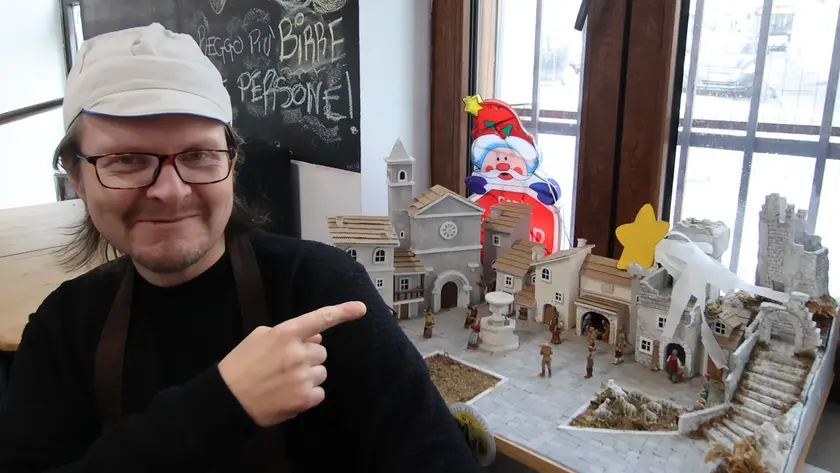 Il negozio Sotto la pergola con il presepe Fotoservizio di Andrea Lasorte