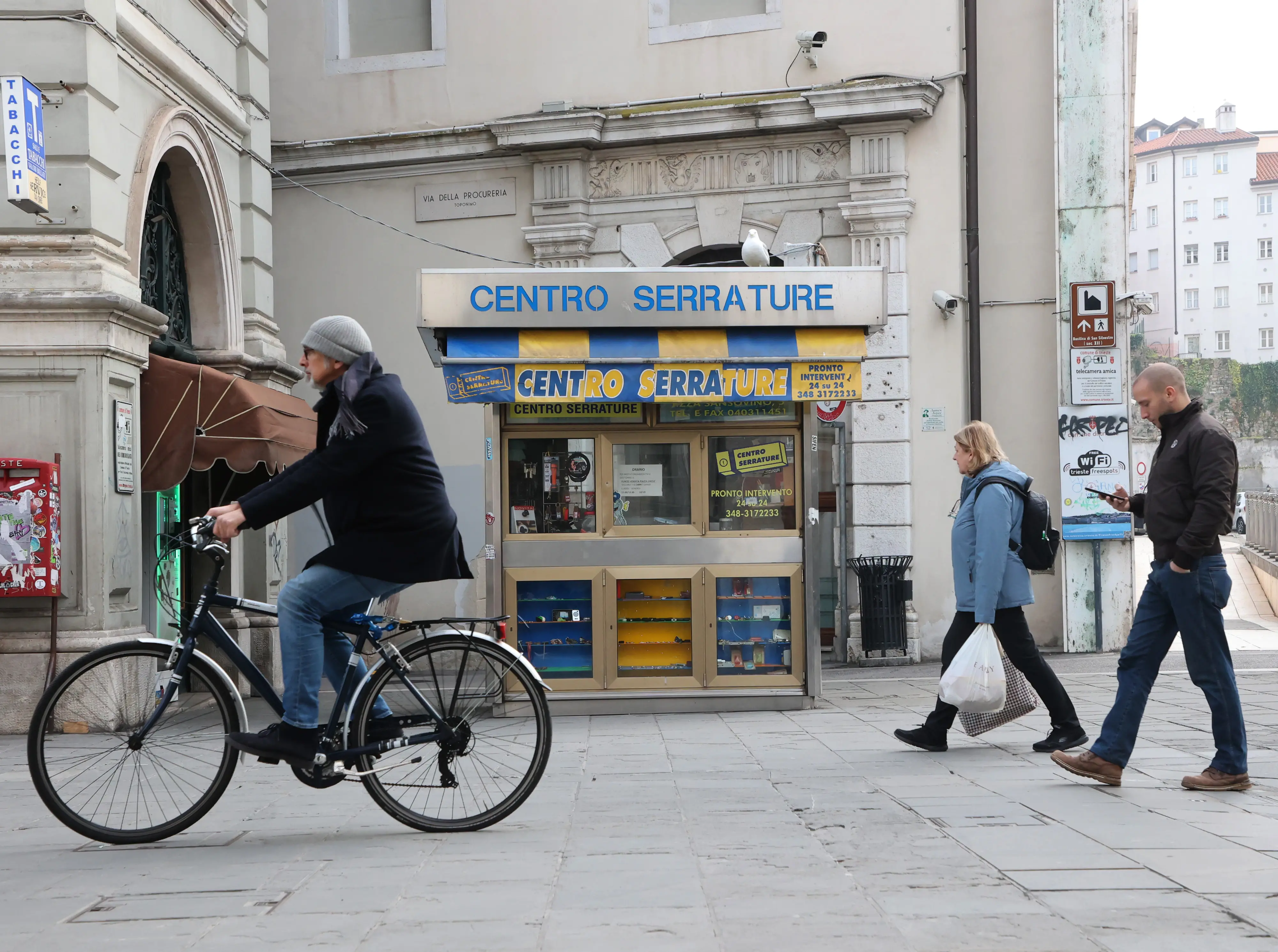 Il chiosco che duplica chiavi in piazza dell’Unità, a due passi dal Municipio Foto Lasorte