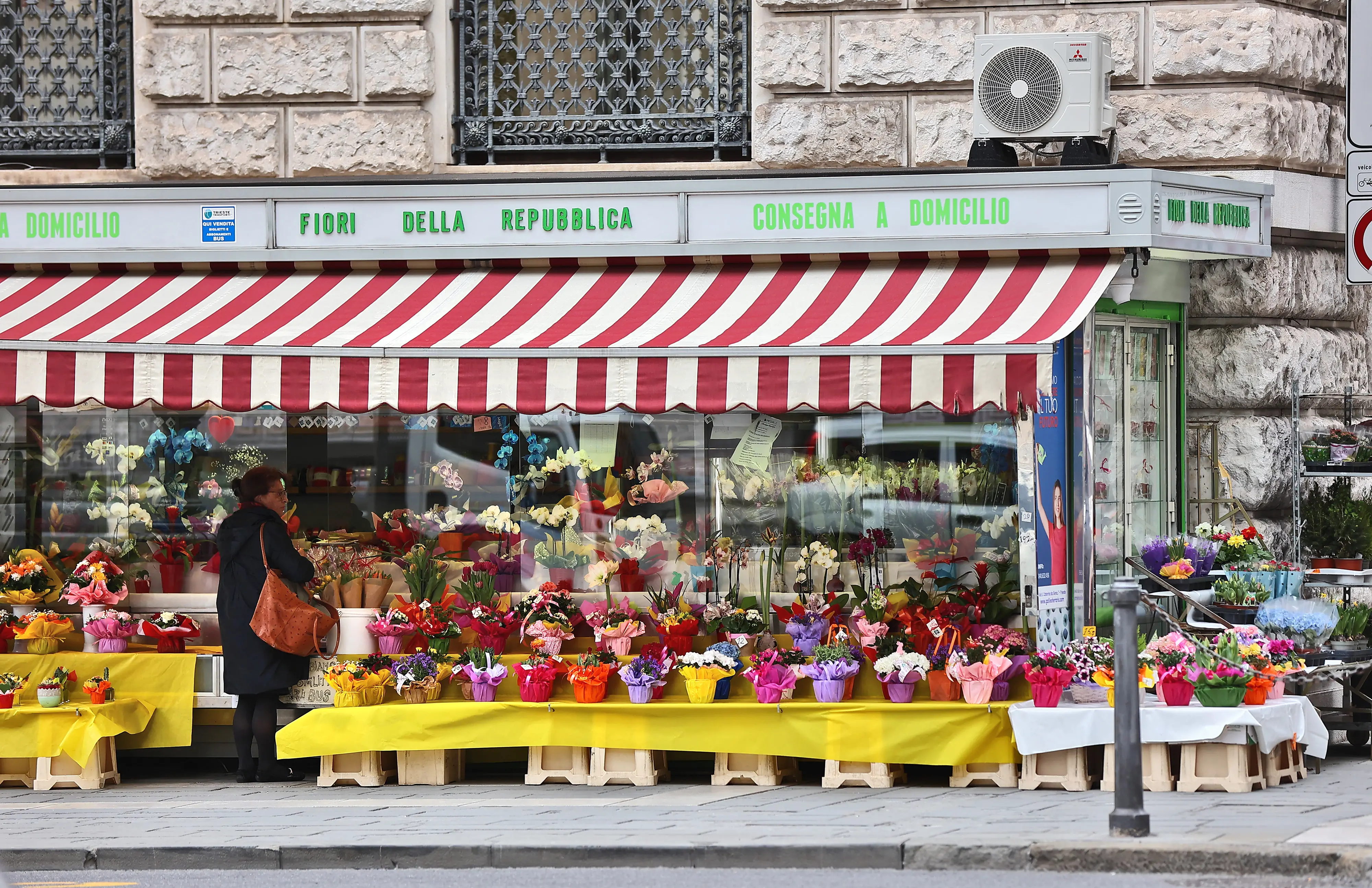 Il chiosco dei fiori di fronte all’Hilton in piazza della Repubblica Foto Lasorte