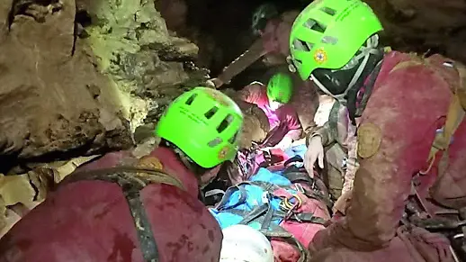 Ottavia Piana soccorsa dai tecnici del Soccorso speleologico foto cnsas