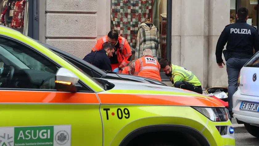 L'intervento del 118 in via Crispi. Foto Lasorte