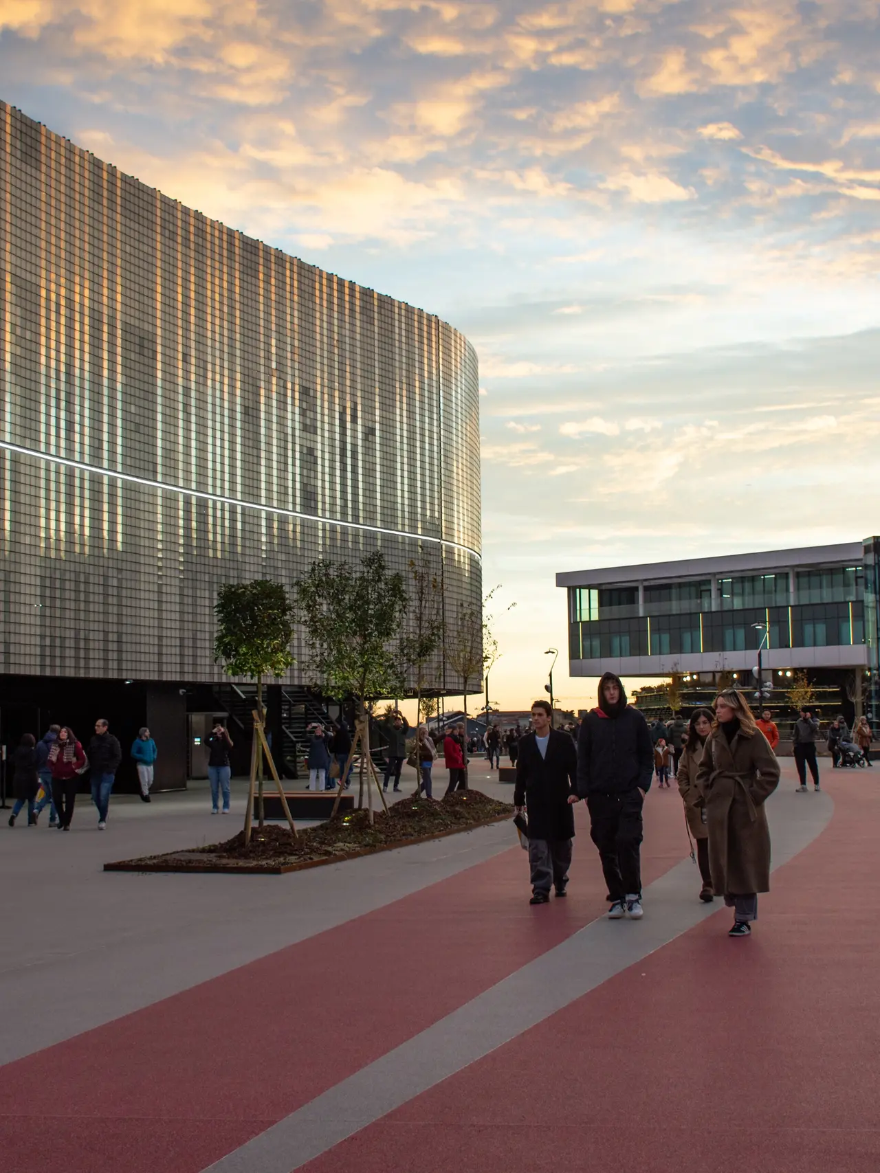 L’arena sul boulevard principale di Chorus Life, il nuovo quartiere sviluppato da Costim a Bergamo