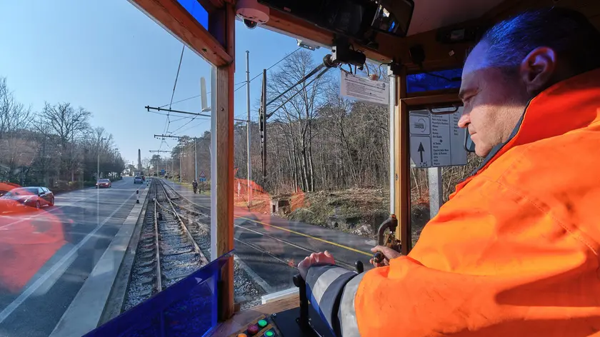 Il “frenador” alla guida del Tram di Opicina. Nelle altre foto il dialogi fra Dipiazza, Pellerito e Bernetti; gli interni della storica carrozza 401; sotto il Tram di Opicina con i classici colori bianco e blu. Fotoservizio Massimo Silvano